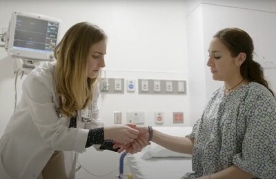 Кодирование Аквилонг в Камне-на-Оби Врач держит пациентку за руку